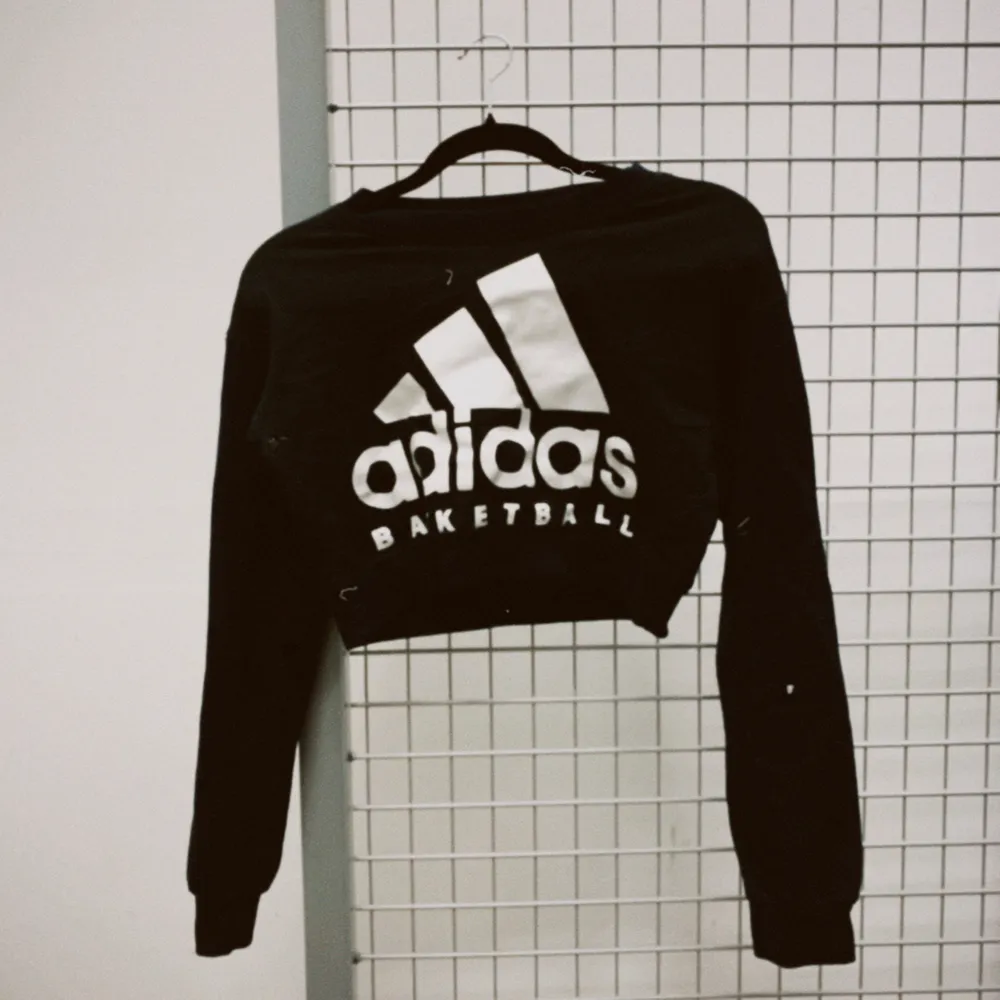 Cropped sweater från Adidas. Storlek S. Köpt från beyond retro. Kan skickas 💘. Tröjor & Koftor.