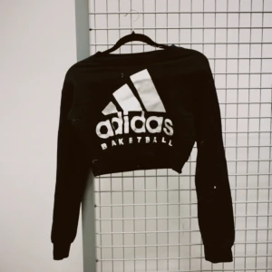 Adidas cropped sweater - Cropped sweater från Adidas. Storlek S. Köpt från beyond retro. Kan skickas 💘