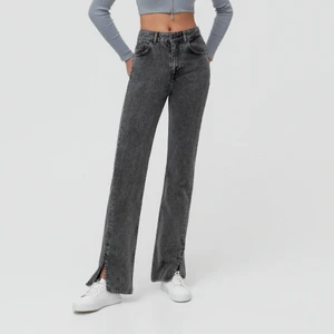 Jeans - Säljer dessa jeans med slits nere vid foten från pull&bear. Storlek 34 och ganska långa på mig som är ca 158cm. 200kr+frakt.