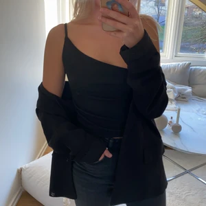 Linne använd 1 gång! Ivyrevel - Linne i perfekt skick. Supersnyggt på sommaren med eller utan kavaj! (Säljer även jeansen i en annan annons) Fri frakt!