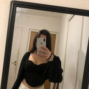 Tröja  - Säljer denna enormt snygga tröjan som jag endast använt vid ett tillfälle. Den passar jättefint med kostymbyxor eller vanliga jeans verkligen jättesnygg. Möts i Malmö annars tillkommer en fraktavgift 