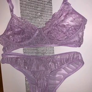 Lila Underklädesset strl S NYTT - Oanvänt lila spets underklädesset! 🥰 Oanvänt i nyskick, utan defekter. 