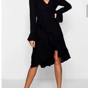 Svart klänning  - Oanvänd, säljs pga fel storlek, stl M/L