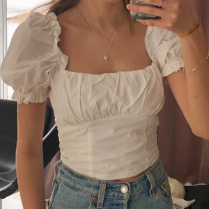 Topp med puffärmar - Säljer denna tröjan med puffärmar från hm eftersom den inte kommer till användning. Den är helt ny med lappen kvar. Strl 34, men passar 36 också. Spårbar frakt tillkommer på 51kr