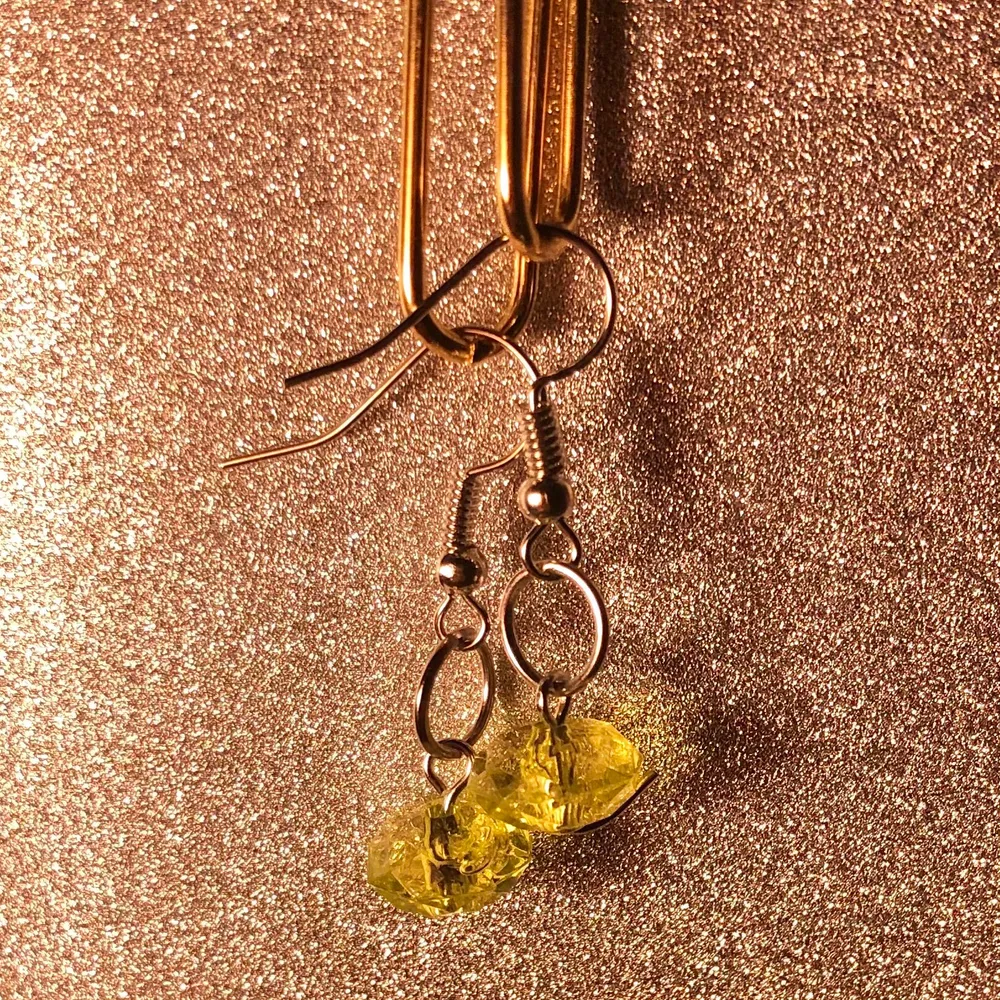 Hangjorda minimalistiska ljusgula pärlörhängen med guld hängen✨💛. Accessoarer.