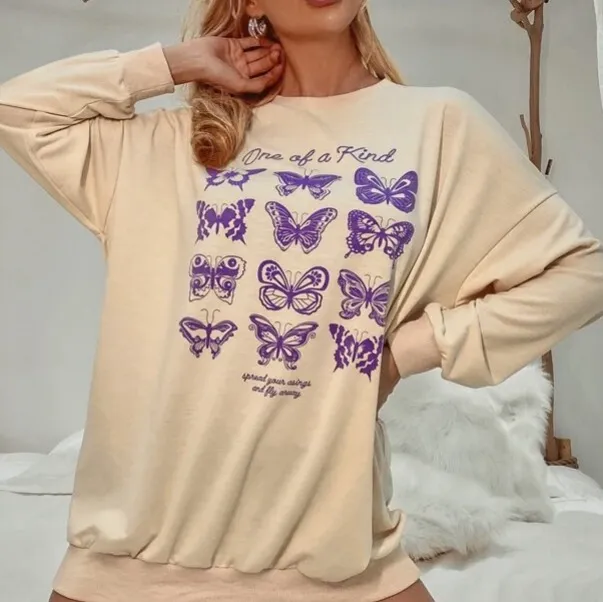 Oversize beige tröja med lila fjärilar . Tröjor & Koftor.