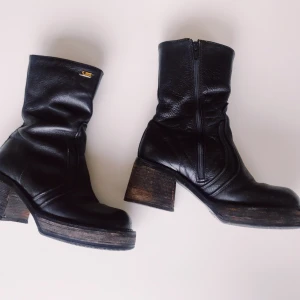 Vagabond boots med platå - Supersnygga Vagabond-skor med platå. Strl 37.  Rätt slitet skick, främst på klack/sula, samt en liten reva fram på vänster sko (se bild), men tror klackarna går att putsa upp. Köpte i vintagebutik men de är tyvärr för små för mig så har inte lagt pengar på att försöka. 