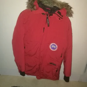 Canada Goose jacka - Säljer en Goose jacka i begagnat skick men den är mycket väl omhändertagen.Jag fick den förra säsongen men andvände den bara ett fåtal ggr för jag började gå ner i vikt så nu är den alldeles för stor. Har aldrig tvättat den men den har hängt i en kläd påse i garderoben sen jag tog av den. Den har serienummer har inget kvitto kvar sen jag flyttade. Vid snabb och smidig affär går det toppen att pruta. Mvh Sofia
