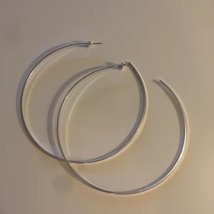 ”Hoops”  - Ganska stora ca 10cm. Silvriga, nya 