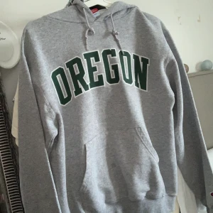 champion hoodie - jättesnygg och bekväm hoodie!! lite för liten för mig men sitter nog perfekt på någon som har xs om man vill ha lite oversized ✨💜 budgivning i kommentarerna 💜 avslutas på söndag kväll!! högsta bud: 390, AVSLUTAS KL 22