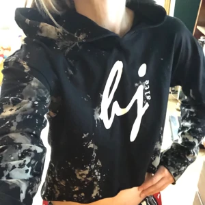 Byhjalhe Hoodie - Tie dye hoodie av märket byhjalte (hemmagjord tie dye) . Croppad. Jag är 172, tröja storlek medium 