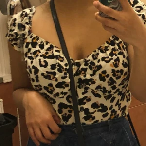 Blus med leopardmönster - Superfin partyblus! Använt fåtal gånger! / Laura