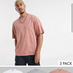 3 st enkla overzise t-shirtar i grå, vitt och rosa. Storlek XS men är fortfarande overzise på mig som är 167 cm😀 aldrig använda