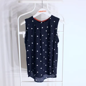 Linne/topp från Holly & Whyte x Lindex - Linne/topp från Holly & Whyte x Lindex i fintskick!  Storlek: 34 Direkt pris: 35kr st, Skriv buden till mig privat eller kommentera på bilden!  Kan även mötas upp mellan Varberg & Göteborg Köpare står för frakten (Du bestämmer vilket paket så länge det uppfyller vikt och storleks kraven)