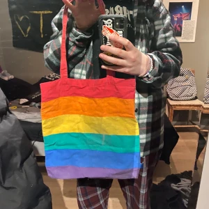 Pride tyg-kasse - En tyg kasse i regnbågens färger🏳️‍🌈  Endast frakt behöver betalas!