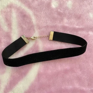 Svart choker  - En simpel svart choker i sammet. Den fungerar som den ska och är i nyskick! Skulle rekommendera att du köper den om du har en liten/smal hals, då den inte har mycket justeringsmöjligheter. Läs gärna mina villkor innan köp 🧚🏼💓🧚🏼
