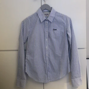 Randig skjorta från Svea   - Storlek XS. Lagom i storlek mycket bra passform. Mycket lite använd, fint skick 