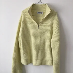Stickad tröja med zipper - Jättefin och skön ljusgul tröja från weekday. Strl S men den är oversized så skulle säga den passar S-L. Använd bara 2 gr så den är i nyskick. 