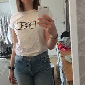 T-shirt - Vit basis T-shirt med tryck 