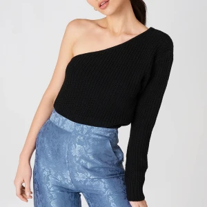 One sleeve stickad tröja  - Stickad svart tröja med en ärm från NAKD. Svårt att visa på bild. Vill bli av med den fort pga flytt, så jag är flexibel med priset!