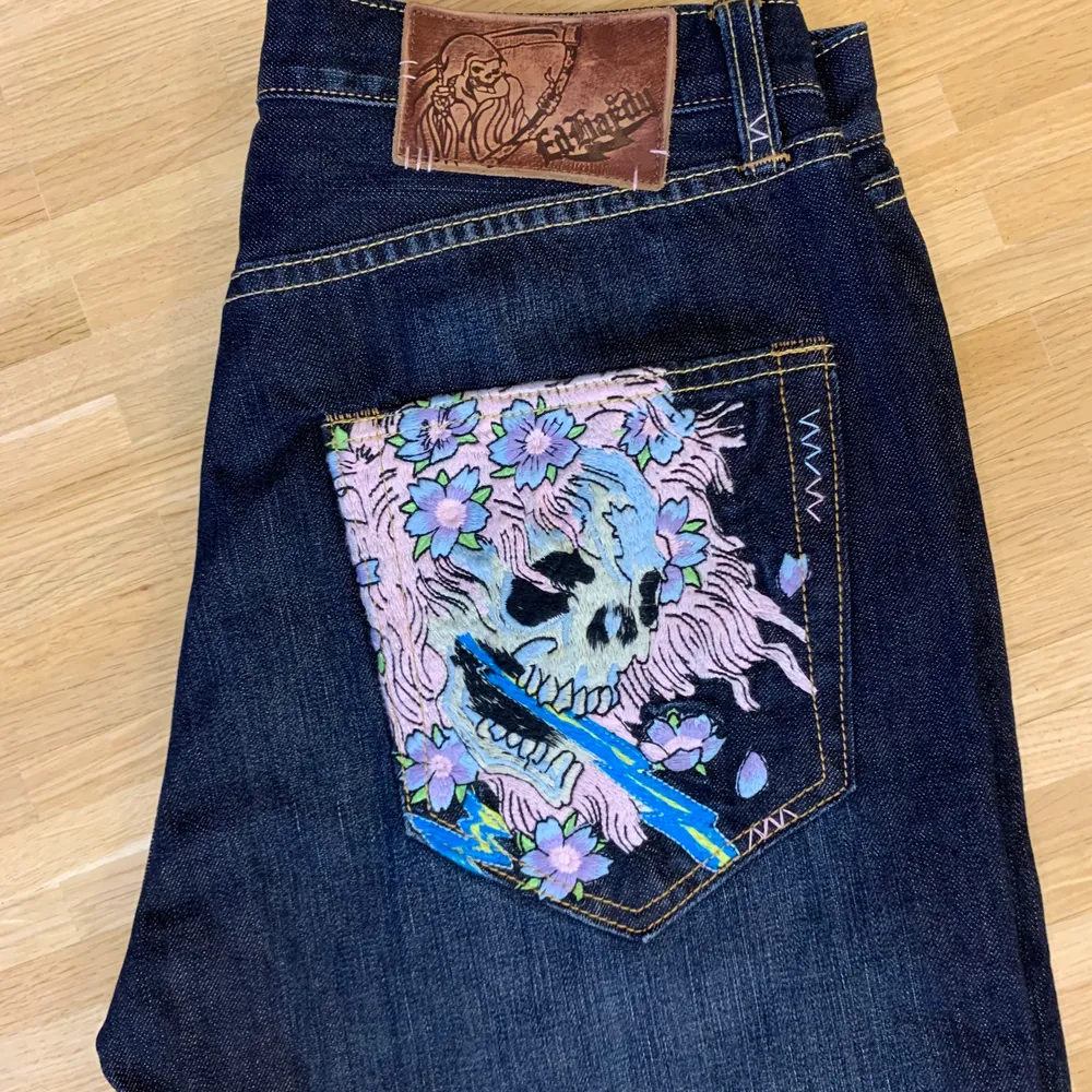 Ett par skit feta helt nya ed Hardy jeans fickorna är broderade skriv vid frågor/ köp, kom med bud!! Skriv    Bud i kommentererna, om ni vill köpa direkt skriv till mig så löser vi det!😊 passform raka . Jeans & Byxor.