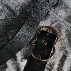 Skärp  - Skärp med gulddetalj