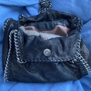 Stella mccartney  - Säljer nu min fina stella mccartney väska i modellen mini, såklart äkta!💓 ändvänd men bra skick! Kan även tänka mig att byta mot en stella väska fast i modellen tiny! Säljer för 4000kr vid snabb affär! kostar 8000kr ny)