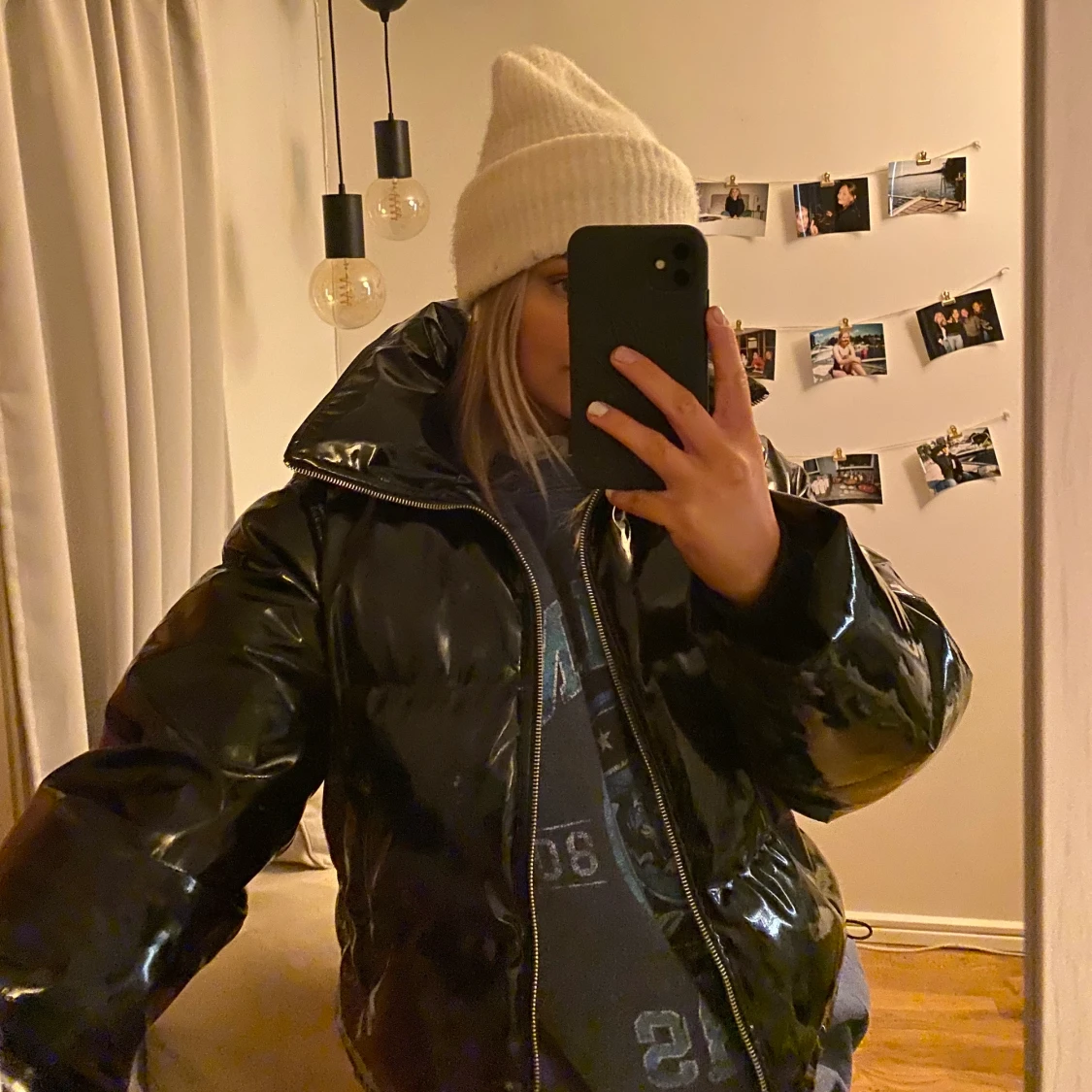 En svart lackad vinterjacka från sweet sktbs! I fint skick. Nypris ca. 1100kr  - 90