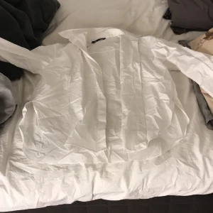 Supper snygg over sice skjorta som aldrig är använd ifrån zara. - Vit supper snygg, passar under västar men också bara dom den är!