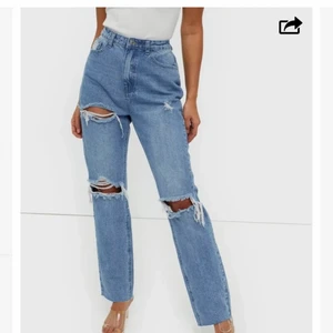 Missguided Jeans/ Highwaisted rip straight jeans  -  Använda 2 gånger då dom är för stora, väldigt bra skick.Jag är 167 och dom är jättebra i längden. Finns fler bilder vid intresse. (Bild lånad från Nelly.com)  HÖGST BUDANDEN!! (280 minimum) 