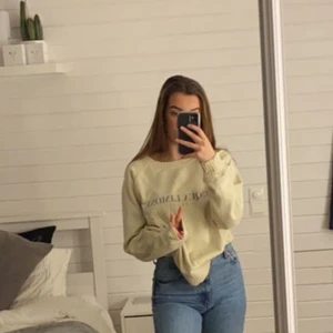 Tjocktröja - Intressekoll slutsåld över allt vad jag kunde se, köp för ca 1800 väldigt stor vilket bör snyggt men kan ha den till mycket. Storlek M men är väldigt stor i storlek. Frakt tillkommer ej💞💞💞