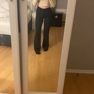 Kostymbyxor - Kostymbyxor i jätte fint skick, använd ca 2-3 gånger. Passar mig perfekt som är 160