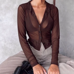 Trendig brun mesh-topp - Helt ny fortfarande med taggen på.  Beställde men var inte riktigt min stil och därav säljer jag den:( Skriv privat om du är intresserad eller för fler bilder❤️