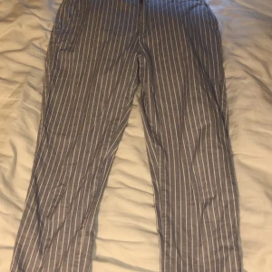 Kostymbyxor  - Säljer dessa byxor då dem ej kommer till användning längre. Köpta på h&m, storlek 36. Frakt 66kr