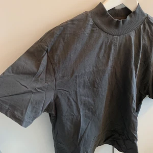 polo t-shirt - Grå polo t-shirt från zara i storlek M