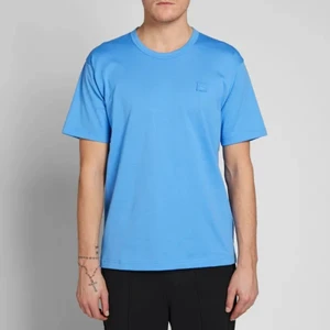 Acne Studios T-Shirt - Knappt använd, som ny. Köpt för 1 100kr