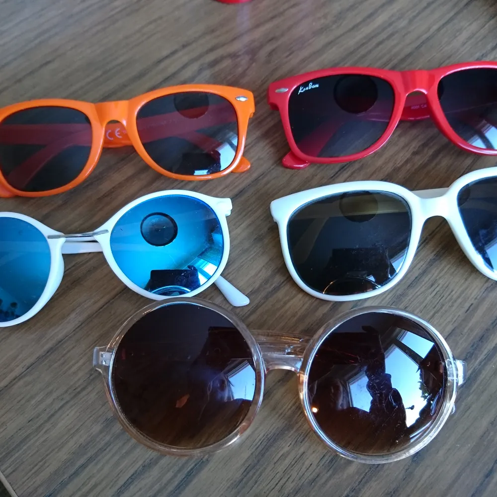 Diverse solglasögon, de flesta i nyskick! Säg vad du vill ge, billigare om du köper flera🌵☀️RÖDA OCH ORANGE SÅLDA. Övrigt.
