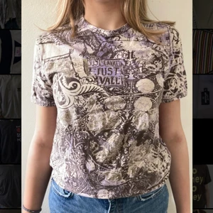 Mönstrad tshirt - Mönstrad tshirt i brunt, beiget och lila!