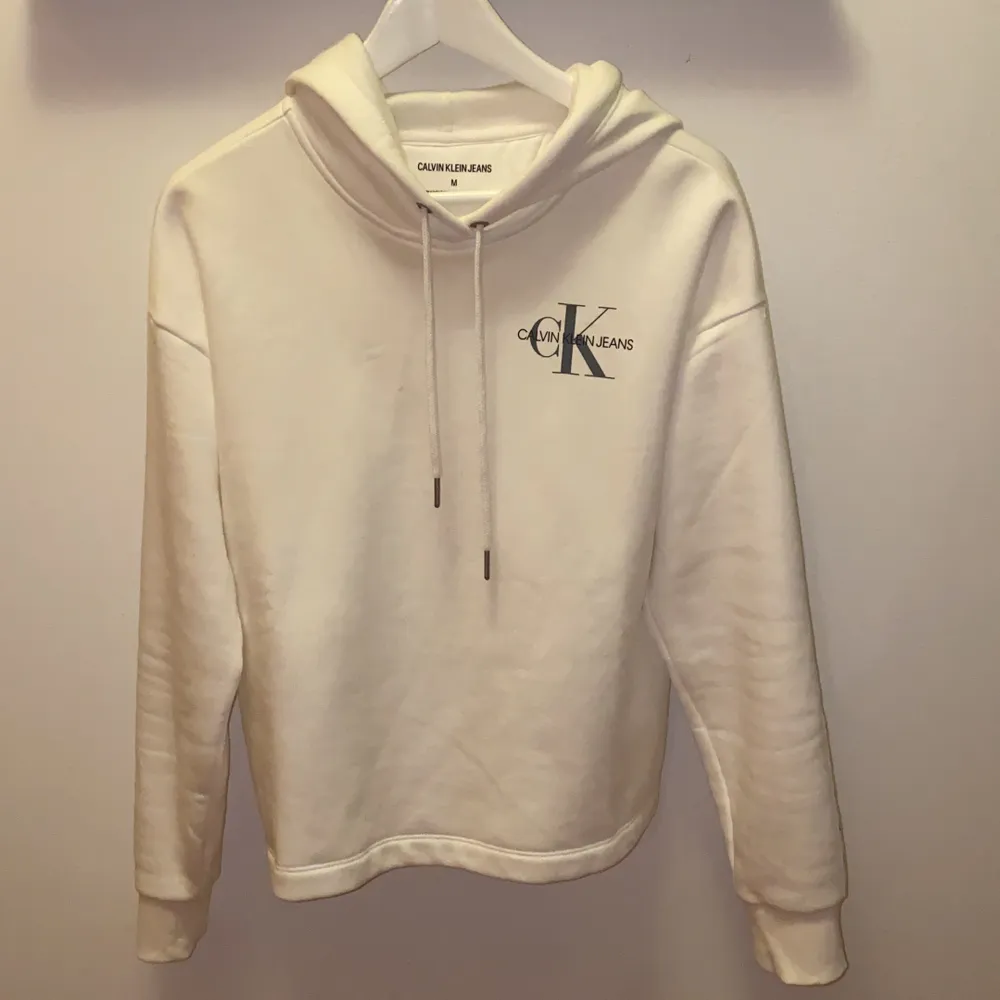 Vit Calvin Klein hoodie, köpt i USA. Använder aldrig, därför säljs den! Liten logga på framsidan, samt på ärmen! Fluffig/ fleece på insidan (pris kan diskuteras). Tröjor & Koftor.