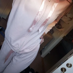 Velourset  - Mysigt rosa set i velour från MyWear. Båda kostar tillsammans 100 kr :). Det är stretch i midgan på byxorna men det har korvat sig inuti. Går att pilla så att det går bort. 