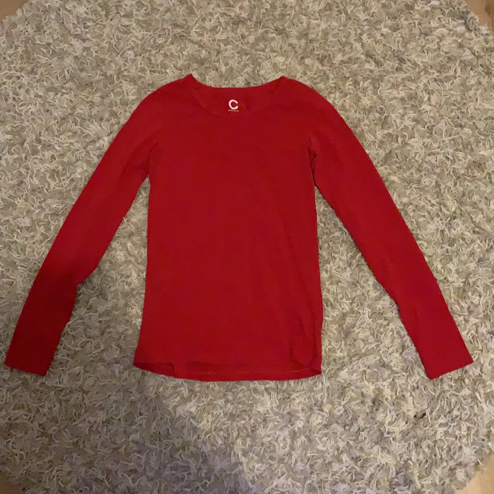 En röd vanlig långarmad tröja från Cubus som jag andvänt en gång. Ordinarie pris 99 kr. Skriv privat om pris eller om du har någon fråga. . Tröjor & Koftor.