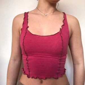 Linne  - Mörkrosa linne med bruna kontrastsömmar. Remade by me. Checka min instagram @viridi.designs för fler unika designs! Köpare betalar frakt