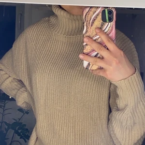 Stickad Polo klänning beige - Stickad Polo känning i färgen beige köpt på hm 299kr säljer för 69kr