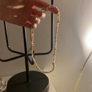 Halsband  - Ett fint färgglatt halsband. Paket pris fins då är det alla tre halsband för 100kr 💕