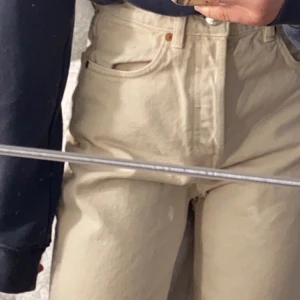 Beige jeans  - Beige jeans från zara osäker på om att sälja så kom med ett bra bud Jensen är slutsålda i storlek 32-34 nypris 379kr säljer för 120kr, köparen står för frakten 
