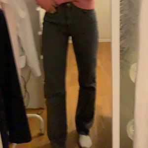 Gråa jeans från Weekday  - Super snygga gråa jeans från weekday, modellen Rowe. Säljer pågrund av att jag har ett par liknande. De är i bra skick och enligt mig perfekt långa. Jag är 174 cm. Skriv privat vid intresse. Köparen står för frakt💕