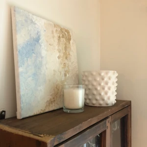 Canvastavla  - En abstrakt canvastavla i färgerna beige, vitt och ljusblått. Mått 30x30. Priset är diskuterbart!