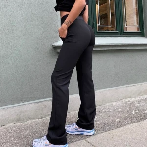 Kostymbyxor  - Svarta raka kostymbyxor i storlek small från Venderbys. Aldrig använda endast provade. Modellen bär storlek small. Frakten på 50 kr ingår i priset. 81 cm långa inneben