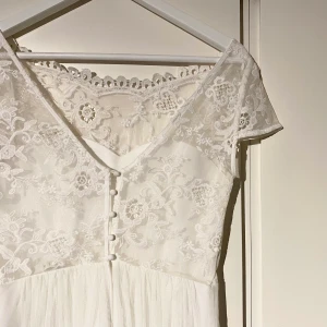 Vit klänning  - Superfin vit klänning från VILA med spets-detaljer som passar perfekt inför student/skolavslutning/konfirmation osv! Storlek small. Endast använd en gång. Frakt tillkommer ❤️