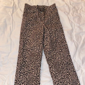 Jeans  - Leopard jeans i fint  skick!  Skriv för bättre bild💕